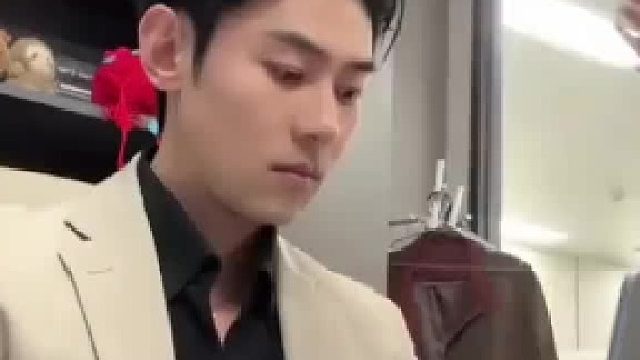 员工喊老板一起吃晚饭，老板爽快答应结果...老板：以后取消加班​