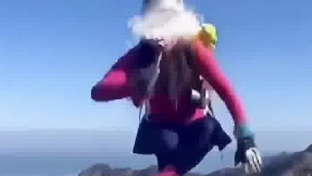 大妈为拍全景攀爬景区岩壁，工作人员劝阻无效，最终失足跌落陡坡