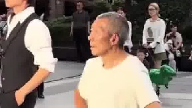 大爷遛弯误入“男团直播现场，自信上场跟着一起舞动，大爷：找了一圈广场舞就这个跟得上.
