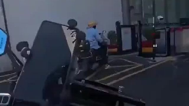 保安门口义务拦车，老骑手顺利送完，新骑手堵门干等