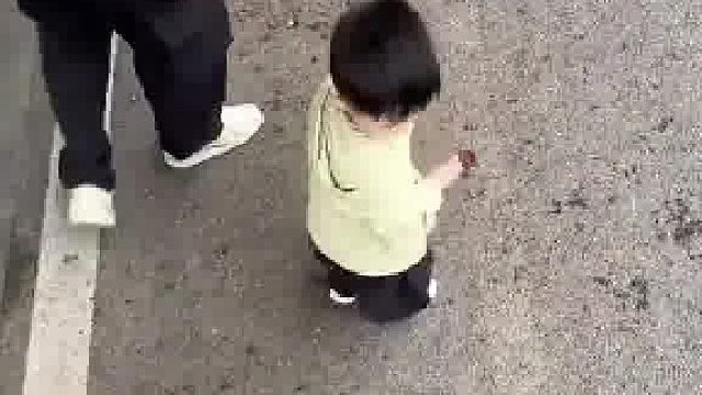 夏日带娃外出欢乐游玩，爸爸偷袭娃整活，娃误认妈妈径直撞去
