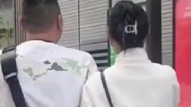 老公和女生逛街，被老婆偶遇，不仅不生气还微笑回应