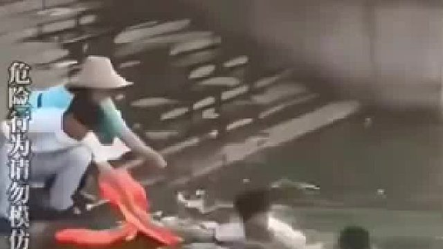 少年下水救人，结果被女子死死抓着，幸亏有路人否则不敢想象后果