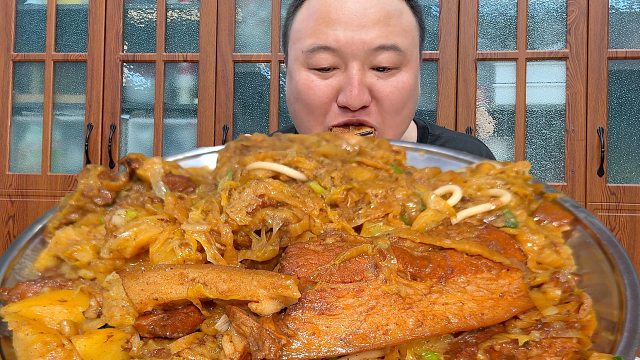 冰箱里有点库存五花肉边角料，阿强做五花肉烩酸菜，味道嘎嘎香