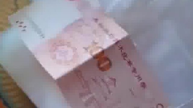 男子为了让老年痴呆的父亲安稳在家，买了点小东西让他在家里“赚钱