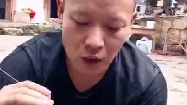 男子吃饭遭鸡抢食，鸡：啥档次吃我二舅？这对话笑到喷饭