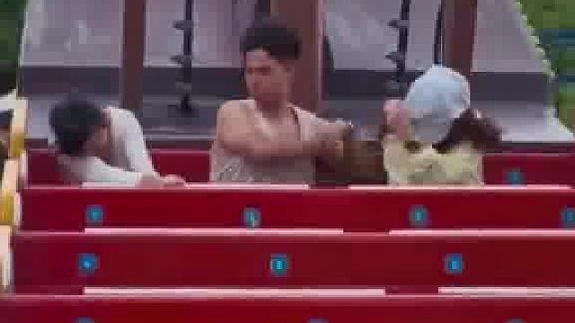俩女生坐海盗船吓得想抱男生，结果被他一人一肘甩开