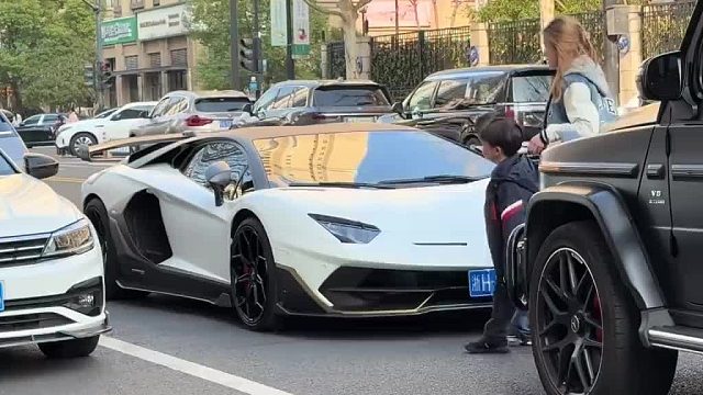 一起来看看杭州贵族学校的家长们都开什么车来接送少爷公主们上下学？他们上的或许就是未来的圈子……_