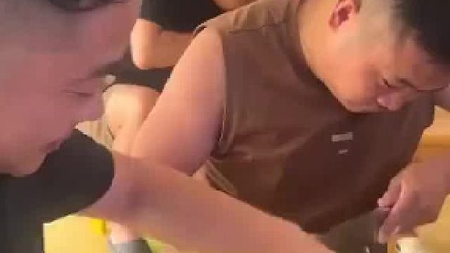 幼儿园邀请孩子的爸爸们来参加活动，结果一眼就看出来了谁会做饭​