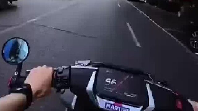 把电动车骑到45码还被超 结果下一秒对方就发生了车祸