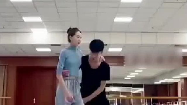 男女室内玩耍，还玩“高难度动作”，下一秒就傻眼了