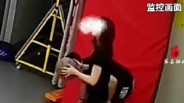 投篮落地时踩到障碍物“从头到脚”都磕到