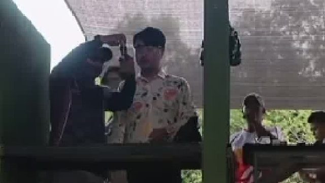 突然闯射击场，对着枪口拍照被工作人员怒斥“你找死啊”