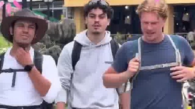 夏季男子出门当着外国友人的面秀操作，罐子脱手瞬间隔空收回外国友人看傻眼