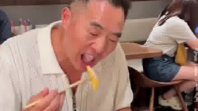 一家人一起去甜品店吃甜品，难怪孩子们都跟妈妈一桌爸爸自己一桌