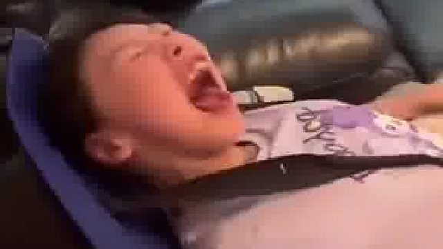 奶奶不远万里来看望两个孙女，孙女看见奶奶后激动的手舞足蹈