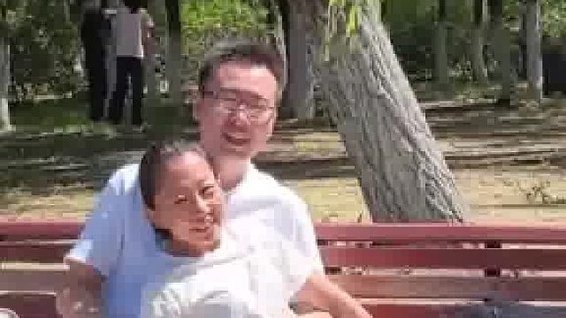 二人结婚十五年还原恋爱时的拍照动作，妻子还像当初一样躺在他的怀里