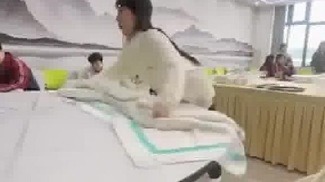 女生在饭店展露一手旅游服务与管理专业学到的技能