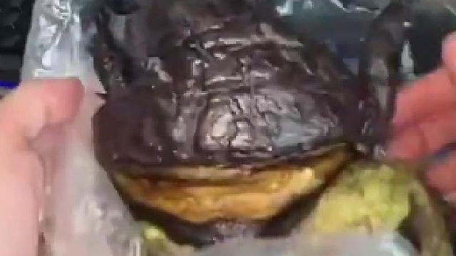女生请同事吃下午茶他们都不愿意吃，直到看到这一幕……​