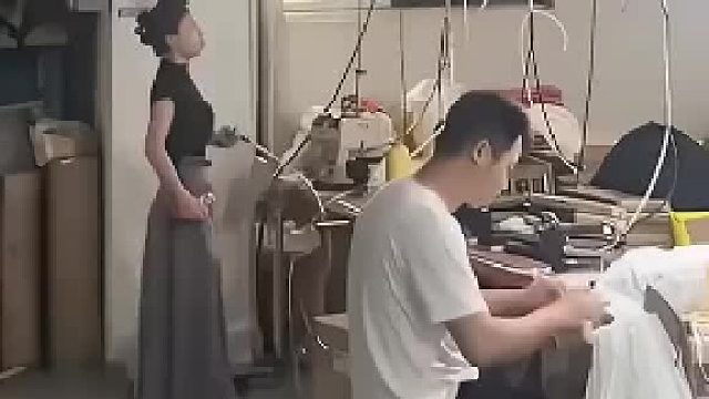 厂妹下班要保持优雅，丝毫不把男同事当外人