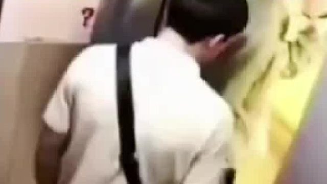 出电梯时遇到大狗，狗对着男子扑过来，逼的男子出不去电梯