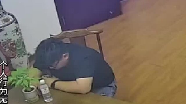 公司运营跟风网络热梗进门怒扇二人巴掌，随后跳上桌子直接将老板的眼镜扇飞。