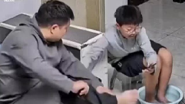 男人先把抽油烟机关闭又盖锅盖，很专业