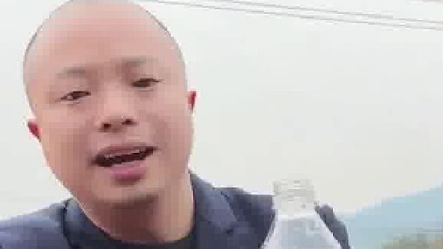 遇见这样的好事，停在车队后面等人，没想到被误认为是接亲车辆，来不及解释，真要跟着去接个亲​