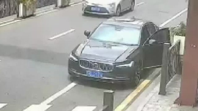 这么大个男人，我以为小孩开的车门呢