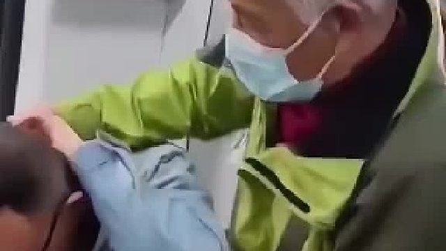 帽衫的男孩是搞笑的存在