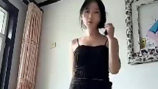 美女直播秀才艺，重点全在镜子上，不开美颜下不去嘴