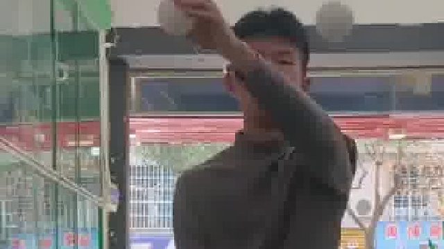 男生展示自己的才艺，十分有九分不对劲​