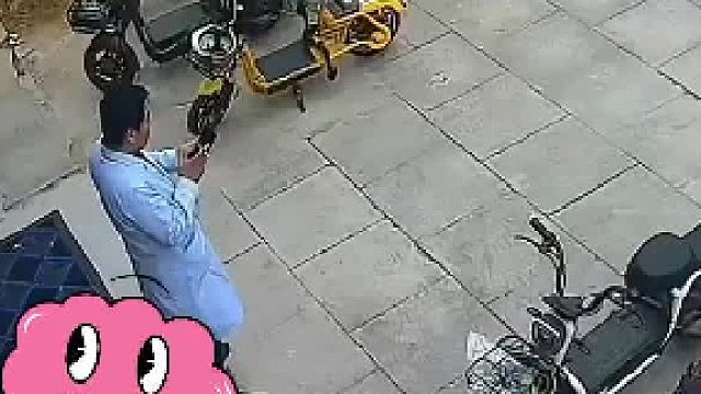 不栓绳的小狗突然跑出来，把门口大哥吓一跳
