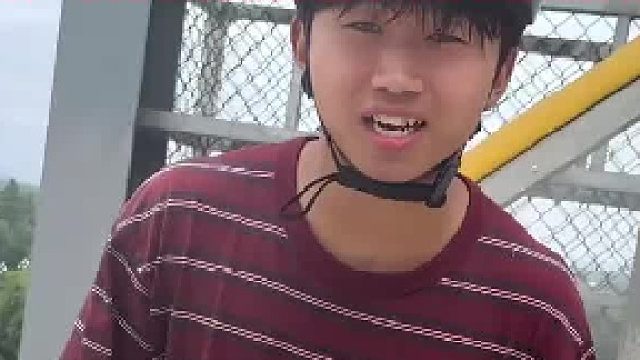 练习滑雪不慎后背着地摔落，随后疑似无意识的向前滑 同伴急忙呼唤。
