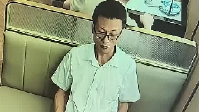 两人在饭店吃饭不小心碰到头，两人相互道歉这事就过去了，网友：两人长得还挺像