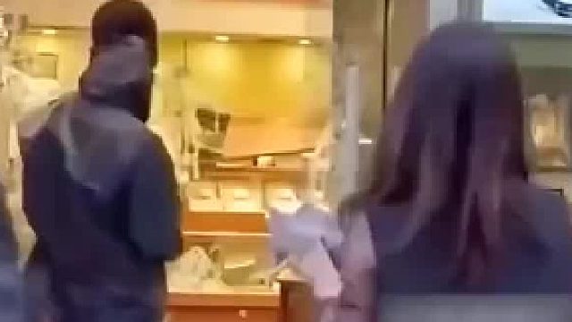 女子遇手表店被抢劫，竟然上去关门