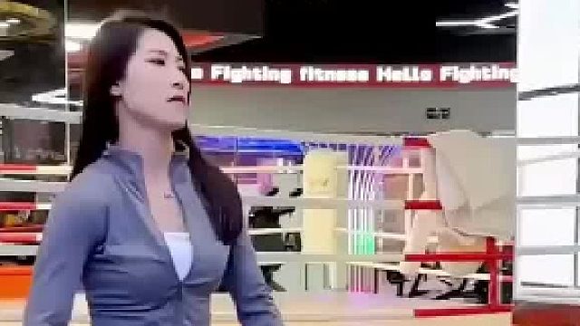 拳馆老板娘挑战壮汉，用事实证明在绝对力量前，一切都是花拳绣腿