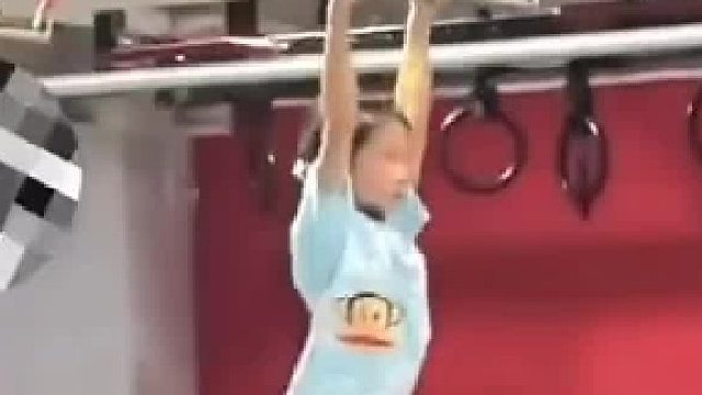上体能课被其他小朋友推搡 小女孩用自己的方法进行“回击”