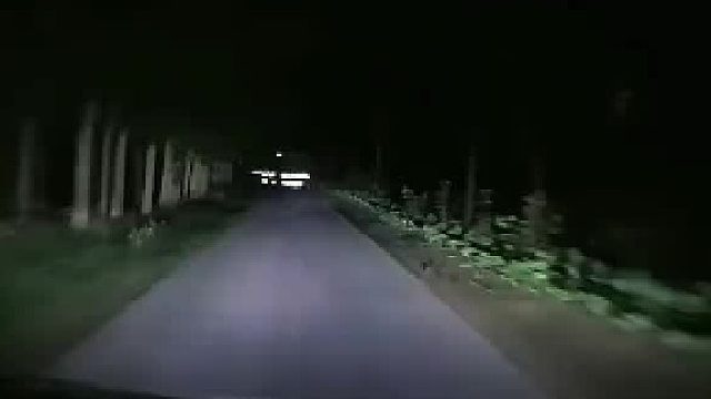 晚上用远光灯照出一片反光条，靠近发现是穿着工作服的人，网友：大半夜真能把人给吓着