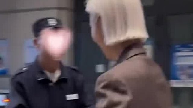 物业在女子回家时递上一瓶啤酒，女子打开后泡沫流了一手狼狈的喝完。