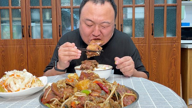 老丈人送来点羊肉，阿强做内蒙羊肉熬茄子，米饭杀手