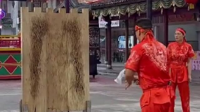 飞刀师傅蒙眼扔出飞刀，转身要掌声时回头一看天都塌了