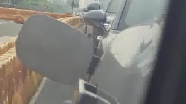 看到后车得盖子没关，司机打开自己的提示后车，后车：我不配，我还得下车去盖