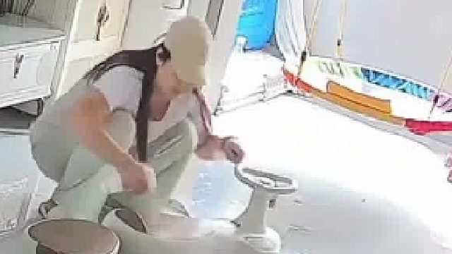 女儿的小车车被穿开裆裤的男孩坐了，妈妈回家把小车里里外外擦了很多遍