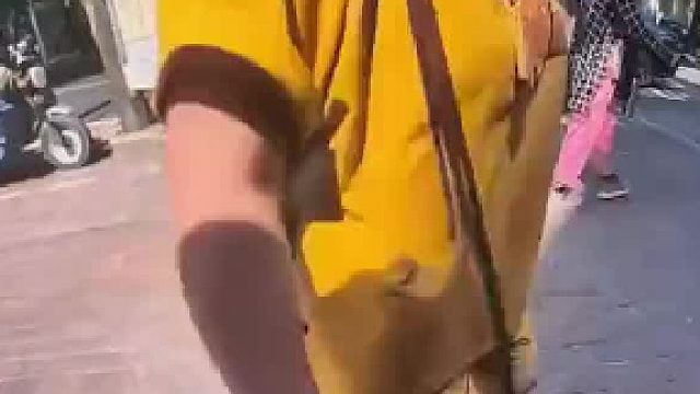 男子刚提新车放在酒店门口车位内,一女子戴着指虎重重砸向车身,连击两下完整过程被车辆监控记录下来