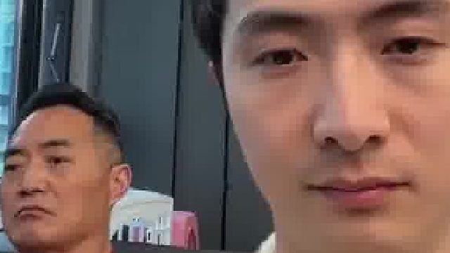 哥哥长得像爸爸，双胞胎弟弟：还好长得像妈妈