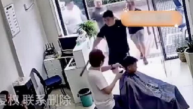 众人持棍闯入理发店，直接拿棍威胁顾客，不料反转竟紧随其后