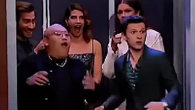 男孩：我们先出去看看有没有危险__男人：让女士先去看看有没有危险