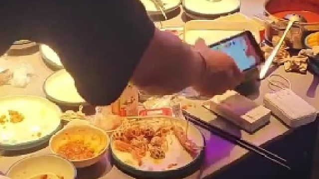 在饭店吃完饭结账，服务员用设备扫了扫就能知道吃了多少钱