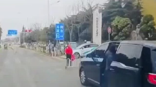 太嚣张了！这大马路就该是她的！